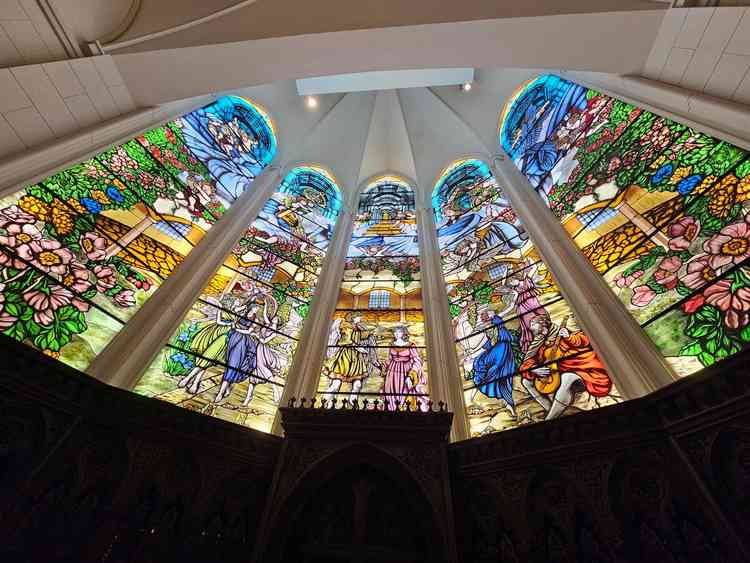 チャペルが美しい。ステンドグラスだけでなくオルガンまである。天井高で雰囲気は抜群。