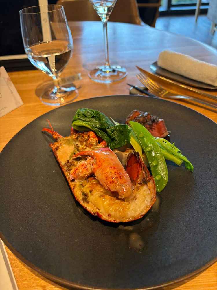 飛騨牛とロブスターの食べ比べ。地産地消の食材で遠方からのゲストも楽しませることができる。