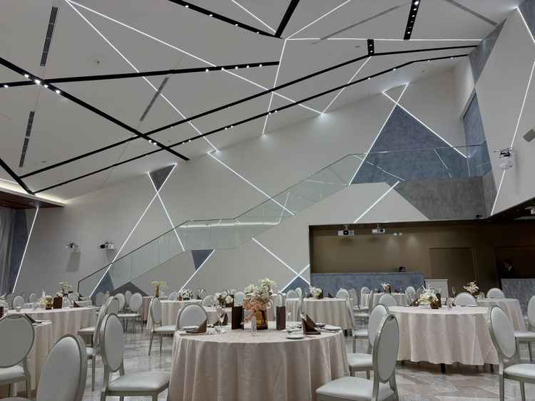 披露宴会場「PRISM」のお部屋です。白を基調として、上品な空間だと思いました。