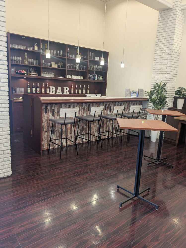 バーカウンターの写真。披露宴前の待合や少人数の場合の食事の会場として使うことも可能とのこと。