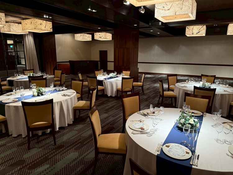 披露宴会場「マグノリア」の写真で、５卓のテーブルを配置いただいた際の様子です。