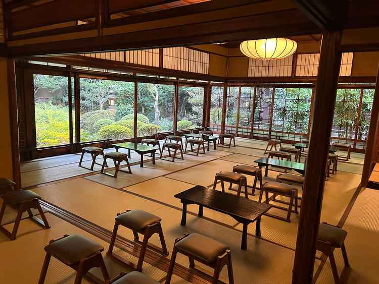 ゲストの控え室。外の庭は座って観るのが1番綺麗になるように設計されているそうです。