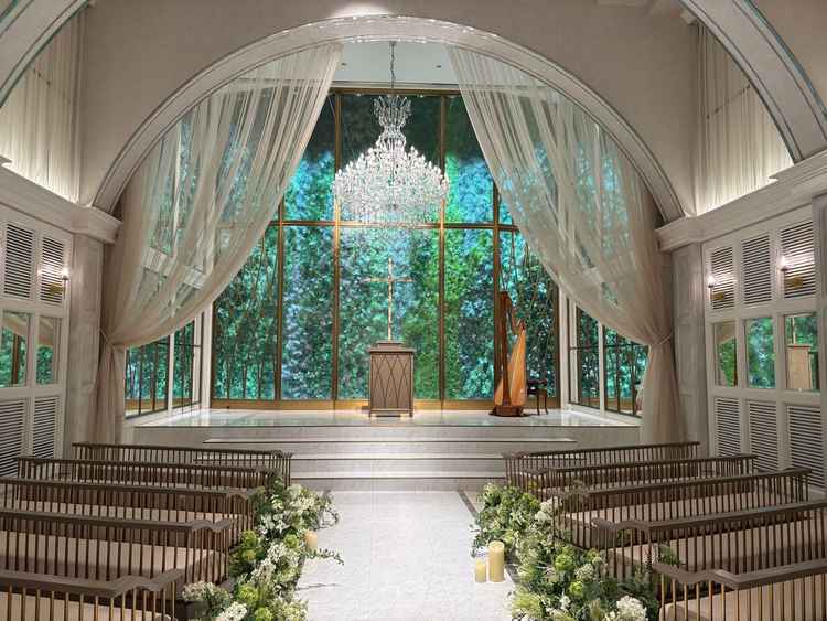 チャペルの中。前の緑が綺麗だった。