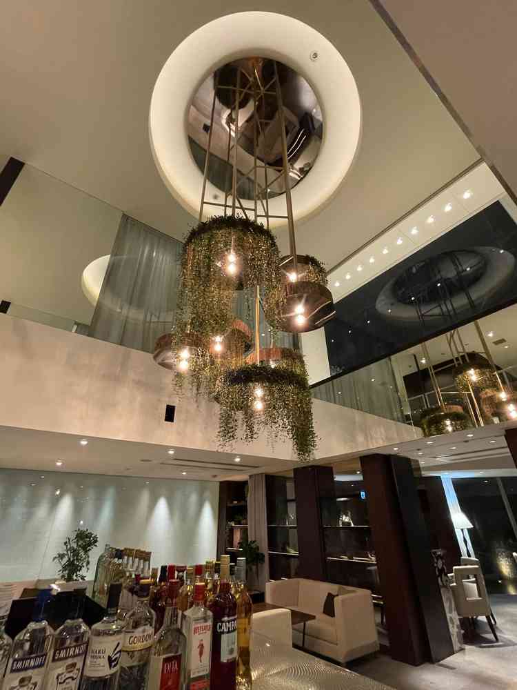 ラウンジの様子。上から吊るされている植物は造花ではなく本物だそうです。