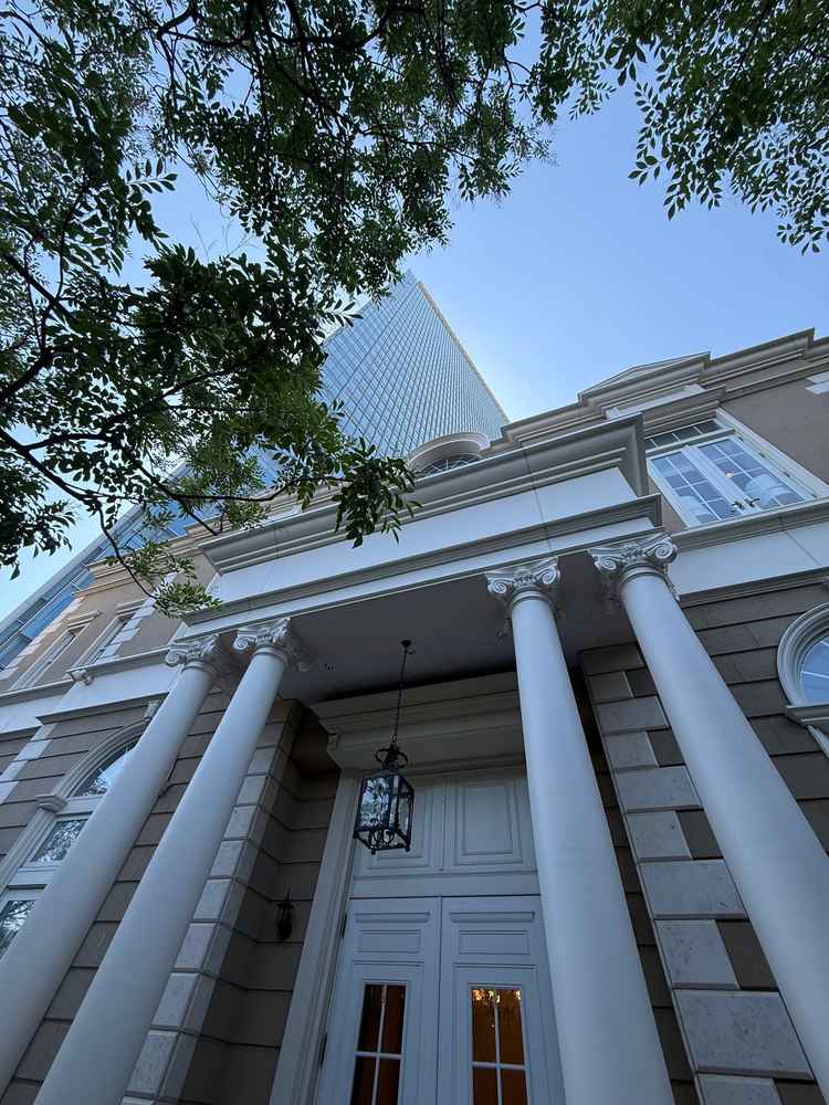 広角カメラで撮った建物の入り口の外観