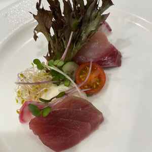 前菜のお刺身は、下のクリーミーで酸味が効いたソースが相まって洋風なお味が楽しめます。