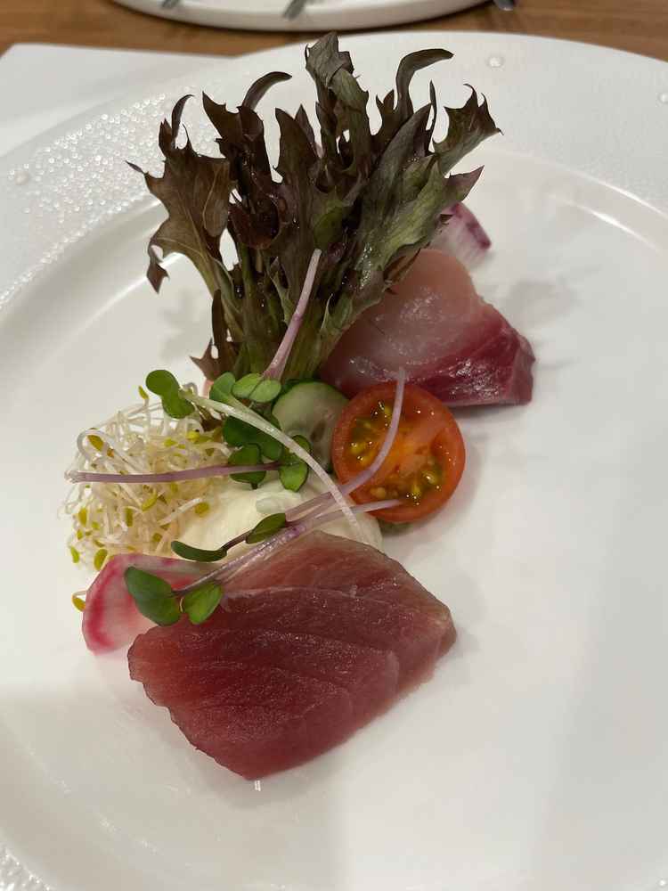 前菜のお刺身は、下のクリーミーで酸味が効いたソースが相まって洋風なお味が楽しめます。