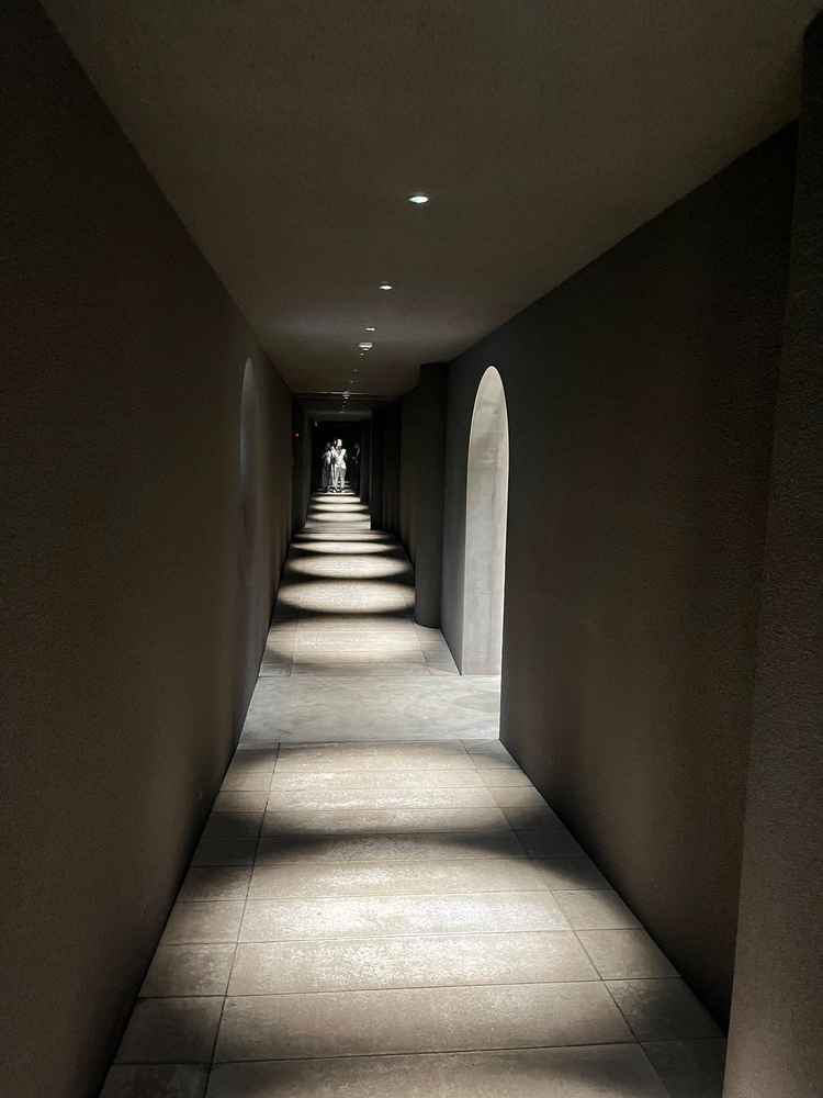 人生の苦楽をイメージした、式場への導線