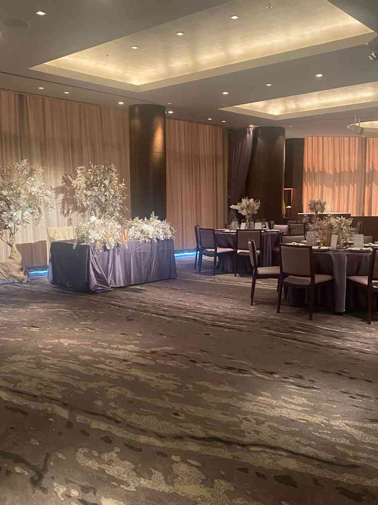 披露宴会場①カーテンを閉じたりもできる