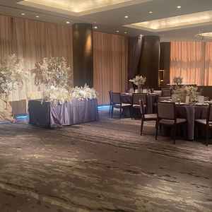 披露宴会場①カーテンを閉じたりもできる