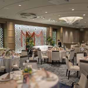 サロンと呼ばれる披露宴会場です。青のカーテンや絨毯で高級感があり、おしゃれな空間でした。