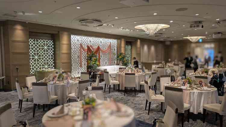 サロンと呼ばれる披露宴会場です。青のカーテンや絨毯で高級感があり、おしゃれな空間でした。