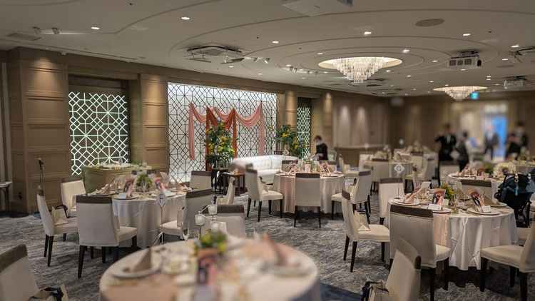 サロンと呼ばれる披露宴会場です。青のカーテンや絨毯で高級感があり、おしゃれな空間でした。