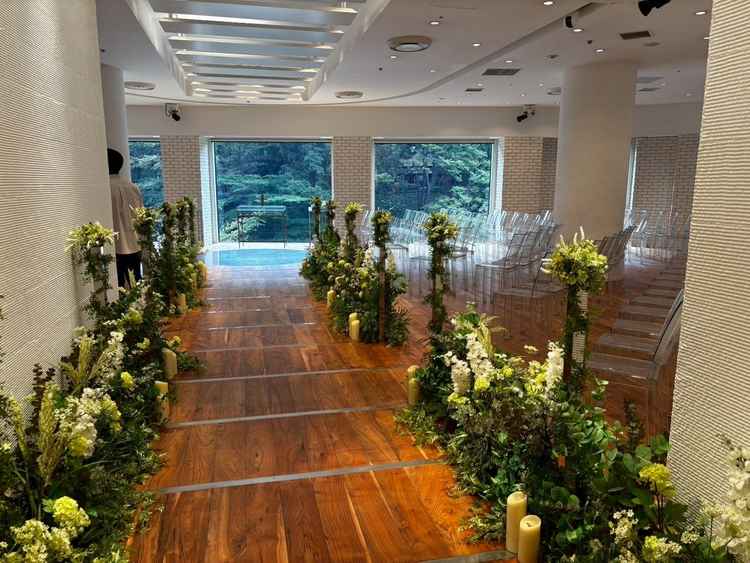 自然光あふれる明るいチャペル。木の温もりと緑が調和し、爽やかな雰囲気。