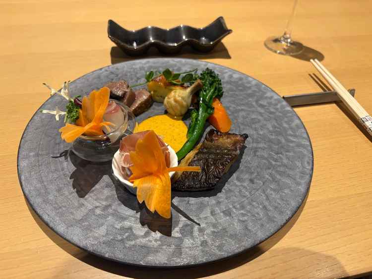 メインのお魚やお肉が美味しい…