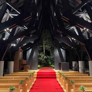 夜の見学だったため見えづらいが、壁面や天井はガラス張りになっている。着席できるのは80名程度らしい