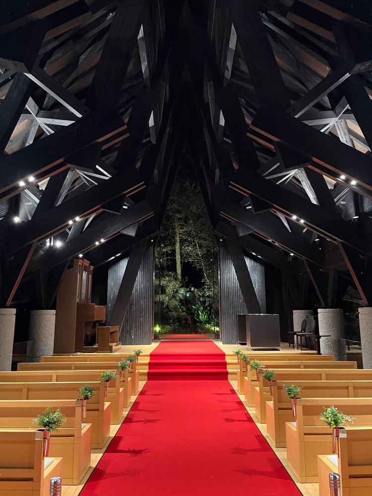 夜の見学だったため見えづらいが、壁面や天井はガラス張りになっている。着席できるのは80名程度らしい