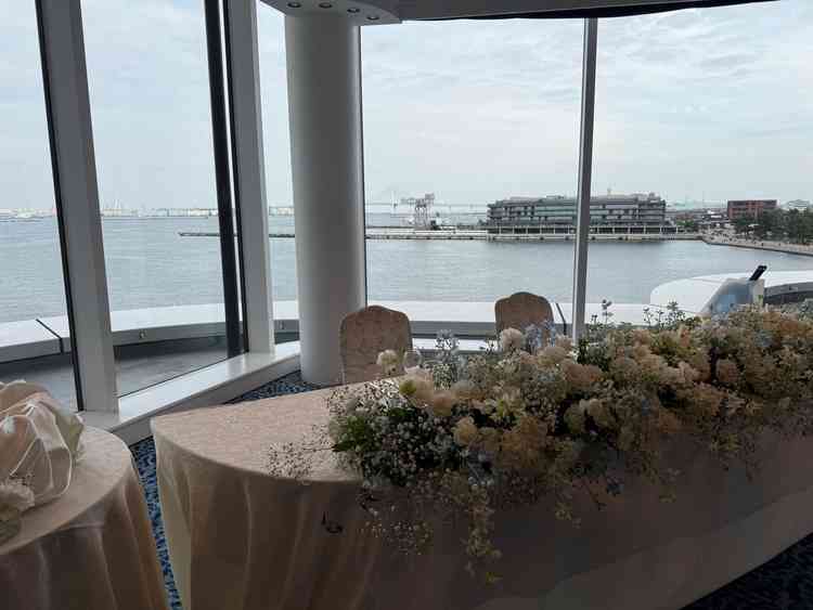 開けた海が見える披露宴会場。海バックなのが魅力的です。