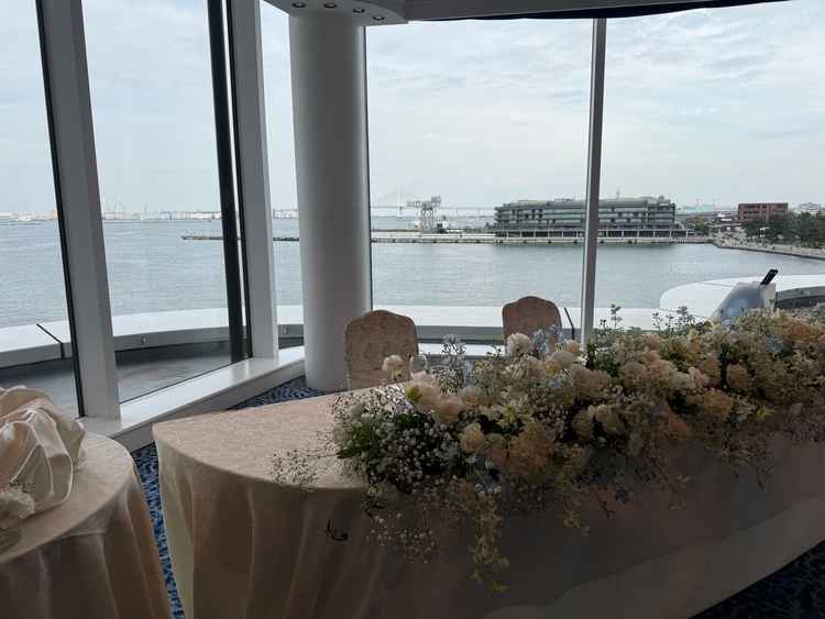 開けた海が見える披露宴会場。海バックなのが魅力的です。