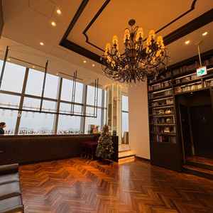 待合スペースの手前。テレビに動画を流せたり、ウェルカムスペースとしても活用でき、自由度あり。