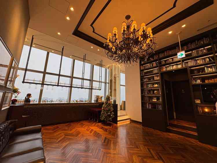 待合スペースの手前。テレビに動画を流せたり、ウェルカムスペースとしても活用でき、自由度あり。