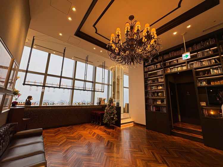 待合スペースの手前。テレビに動画を流せたり、ウェルカムスペースとしても活用でき、自由度あり。