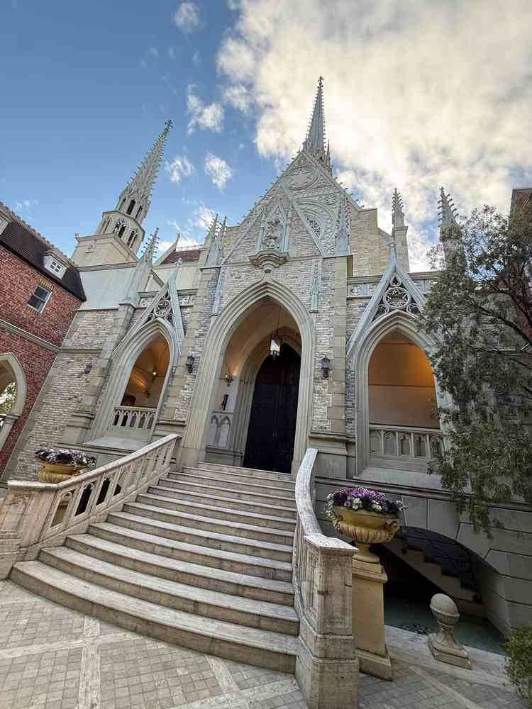 チャペルの外観でフラワーシャワーができる場所です。この外観がロマンチックでカッコ良いです