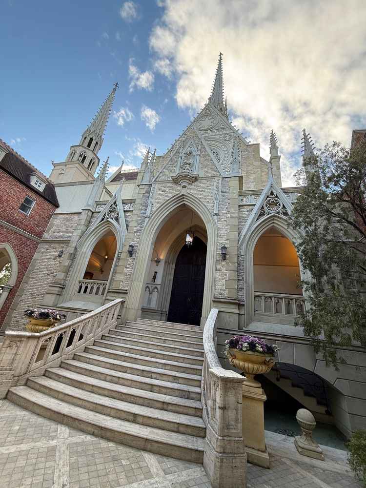 チャペルの外観でフラワーシャワーができる場所です。この外観がロマンチックでカッコ良いです