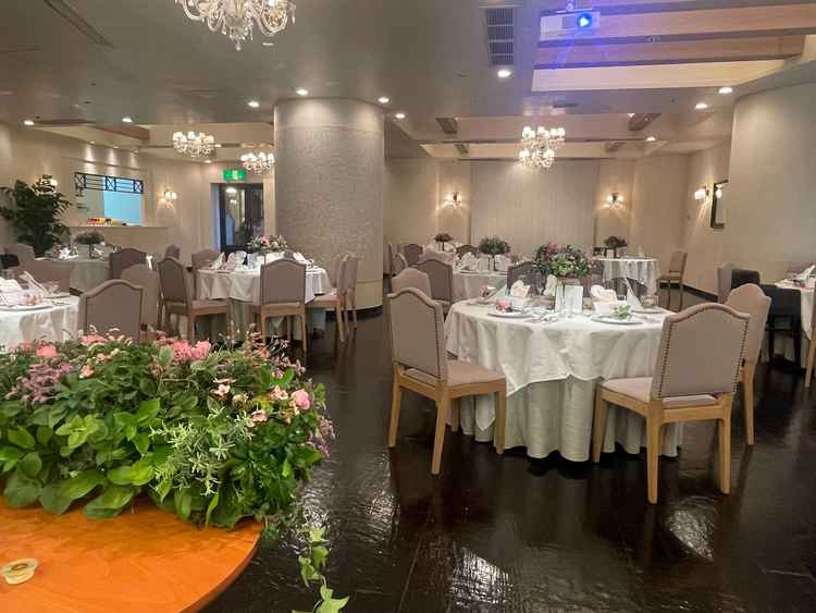 １つ目の披露宴会場は「VENT VERT」で、かわいらしさもありつつ、オシャレな印象でした。