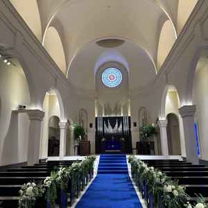 挙式会場ですが、写真で見るよりも青色が落ち着いてて想像よりも可愛かったです。白ととてもマッチしていま