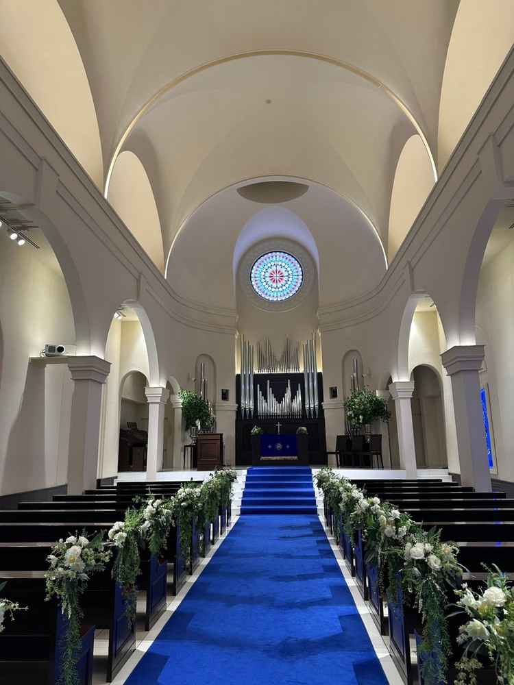 挙式会場ですが、写真で見るよりも青色が落ち着いてて想像よりも可愛かったです。白ととてもマッチしていま