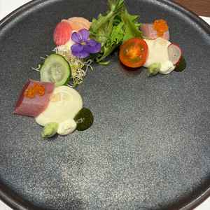 前菜の試食。玄米のムースと刺身で寿司をイメージしている。斬新で見た目も綺麗で美味しかった。