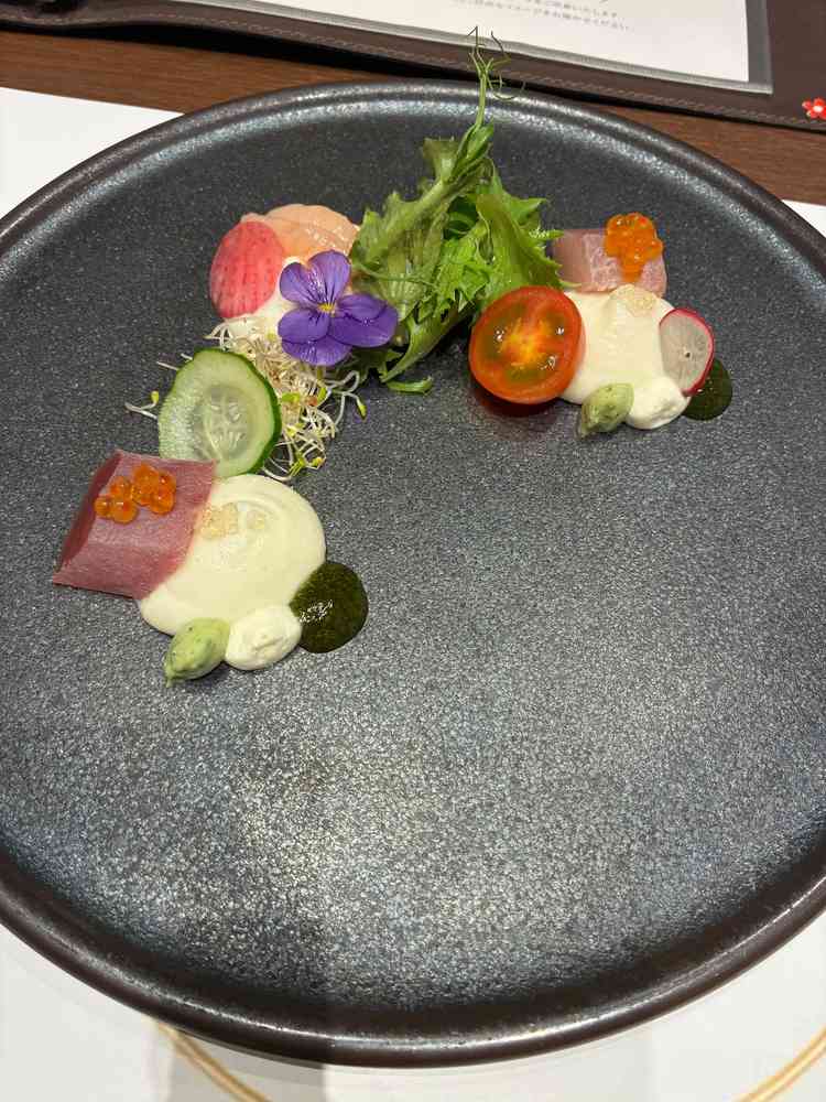 前菜の試食。玄米のムースと刺身で寿司をイメージしている。斬新で見た目も綺麗で美味しかった。