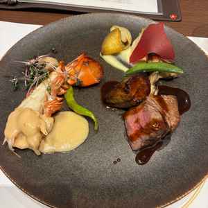 メイン試食。オマール海老と牛ヒレ肉。素材もソースも美味しかった。