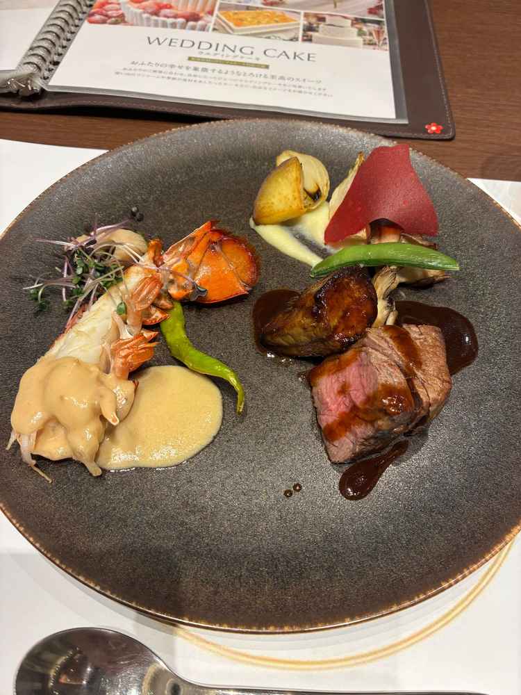 メイン試食。オマール海老と牛ヒレ肉。素材もソースも美味しかった。