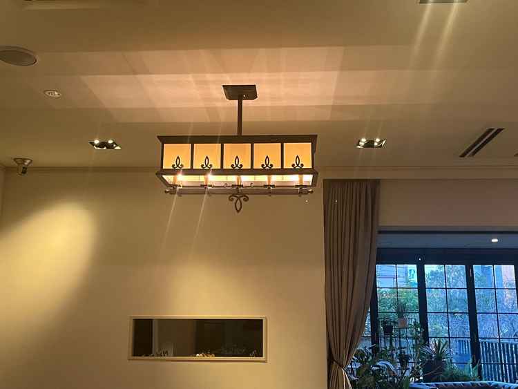 披露宴会場の照明もあまり見かけない作りになっていて、モダンな感じがした。