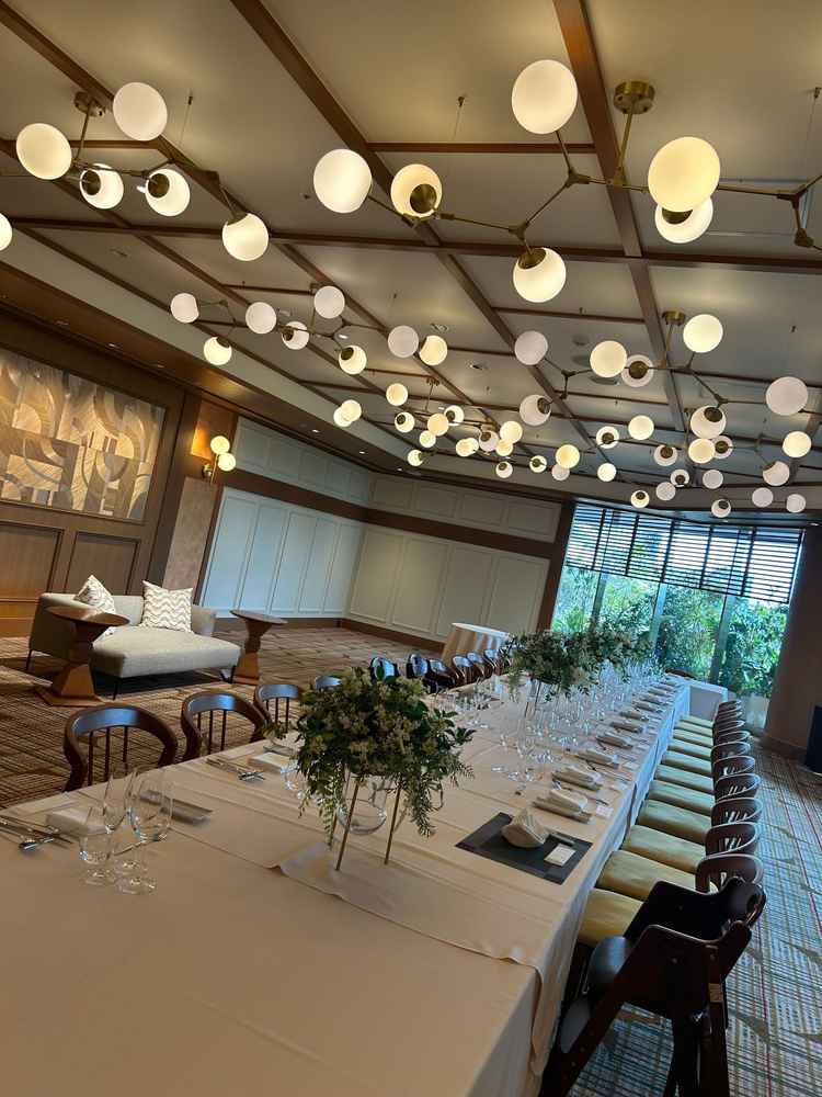 ライトの形が独特で印象的な披露宴会場でした。空間に個性があり特別感を感じました。