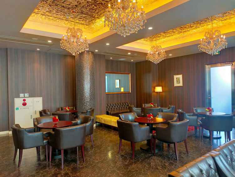 ロビーは落ち着いた雰囲気で、ピアノもあり大人な印象