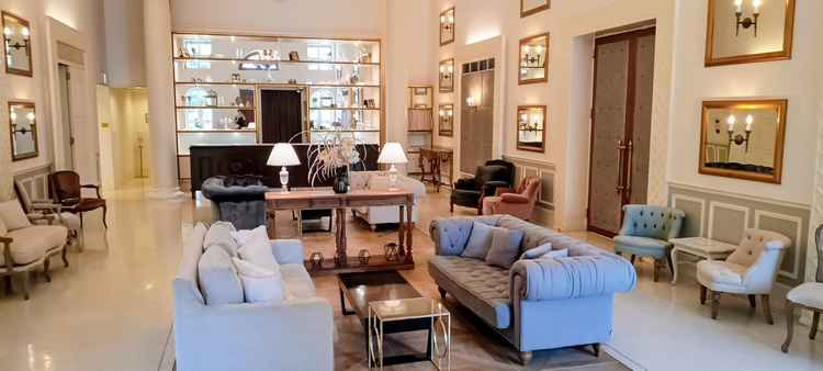 建物入ってすぐのロビーはアンティークが並んでいて居心地のよい空間でした。壁や扉も大きかったです。