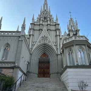 式場の外観の様子です。階段の数が多くあり、参列者の人数が多くても広々と利用できるところが魅力的でした