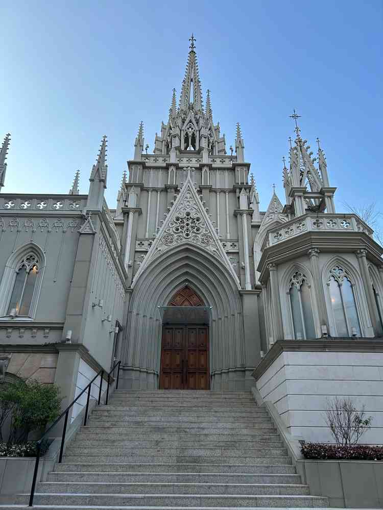 式場の外観の様子です。階段の数が多くあり、参列者の人数が多くても広々と利用できるところが魅力的でした