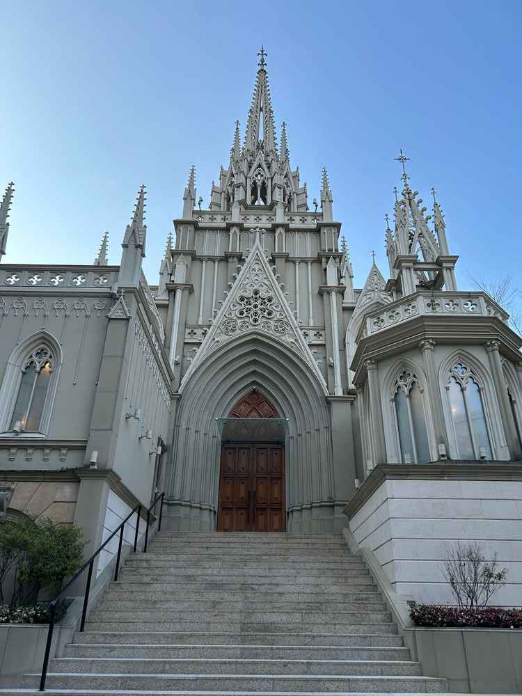 式場の外観の様子です。階段の数が多くあり、参列者の人数が多くても広々と利用できるところが魅力的でした