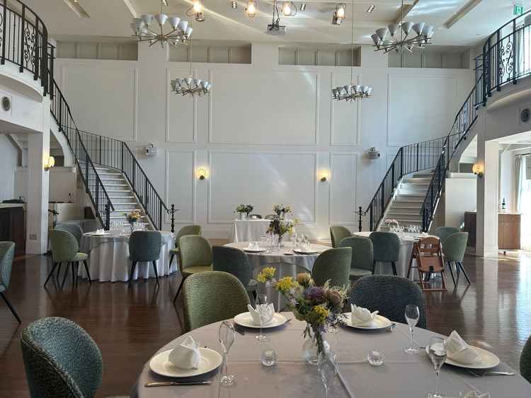 白を基調とした上品な空間に、左右対称の階段が印象的でした。天井も高くとても開放感がありました。