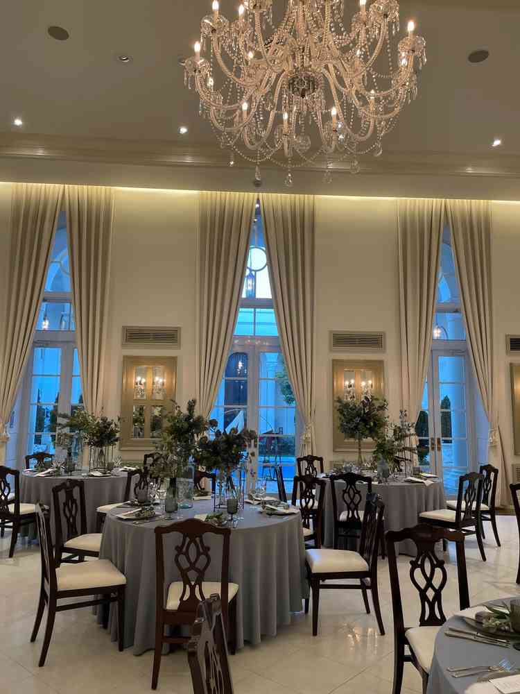 シャンデリアが光り輝き、アンティーク調の装飾品等とマッチして華やかです。