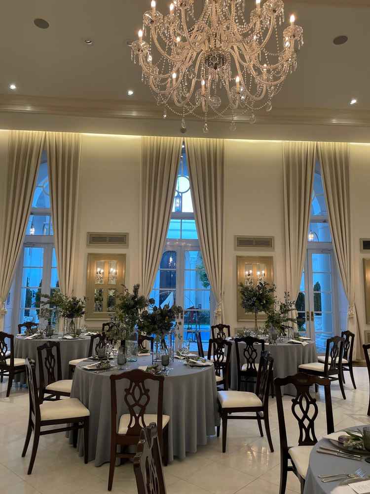 シャンデリアが光り輝き、アンティーク調の装飾品等とマッチして華やかです。