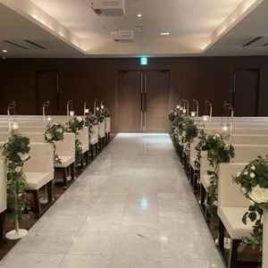 正面から見えるバージンロードとゲストが座るベンチ