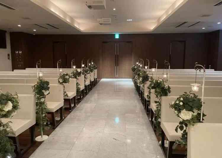 正面から見えるバージンロードとゲストが座るベンチ