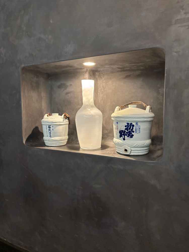 ホールで漆黒の壁が雰囲気が素敵でした。