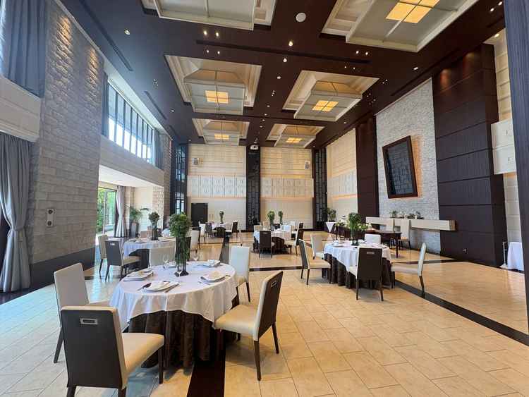 披露宴会場が広くて、モダンな雰囲気が印象的でした。