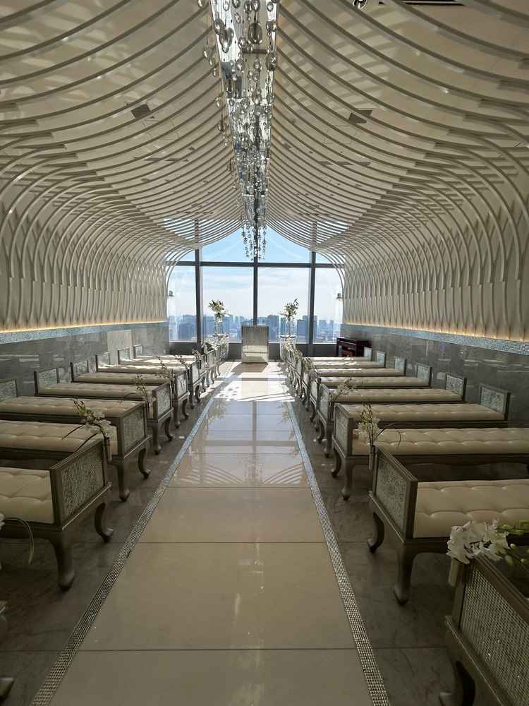 挙式会場。扉が右側にある為、入場後は曲がってからバージョンロードへ進む造りになっている。